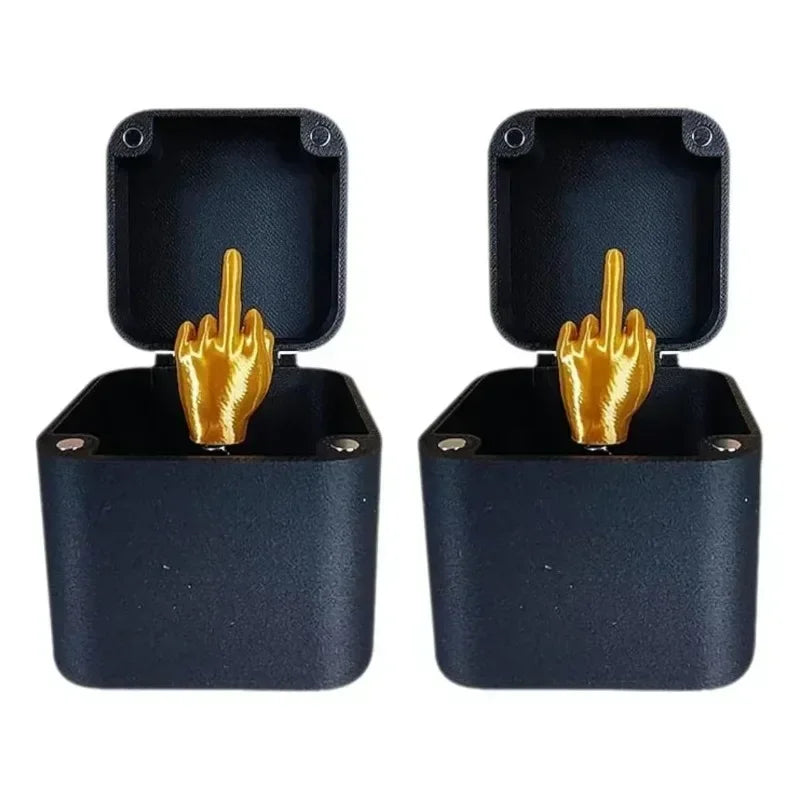 Auffällige Geschenkbox optional mit  Mittelfinger bestellbar