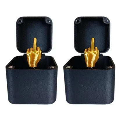 Auffällige Geschenkbox optional mit  Mittelfinger bestellbar