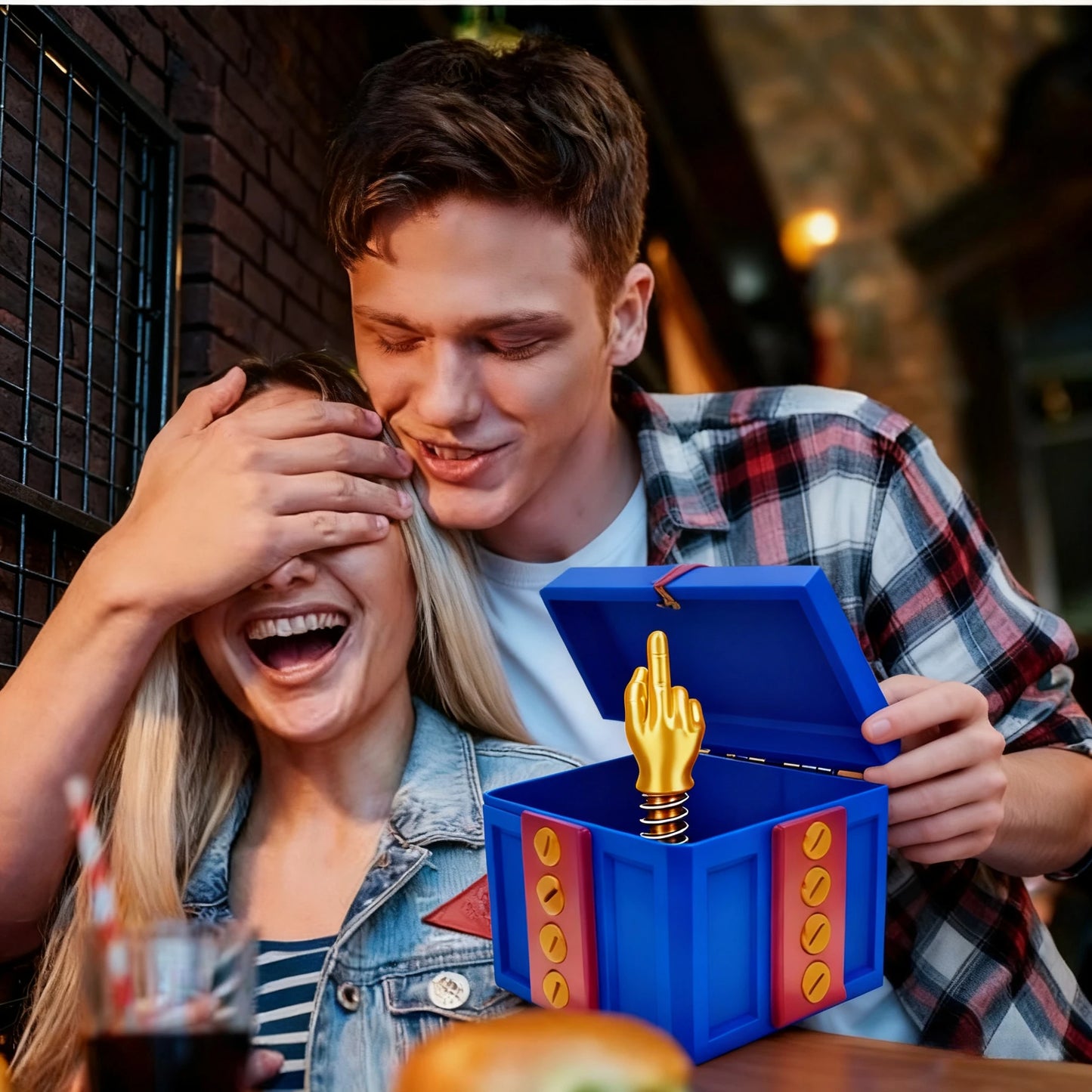 Auffällige Geschenkbox optional mit  Mittelfinger bestellbar