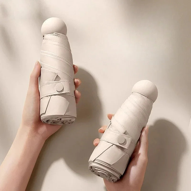 Faltbarer Mini Regenschirm mit schwarzer Gummilegierung